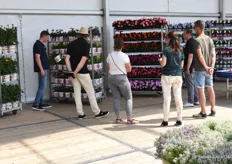 A group of visitors received a guided tour at the location of Florensis. In this picture, the products are presented the way they would be presented at retail level. 